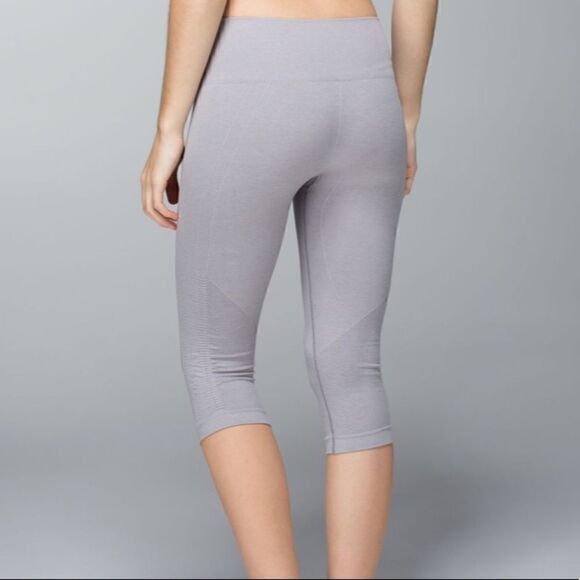 Lululemon In The Flow Crop II - Picture 1 of 8